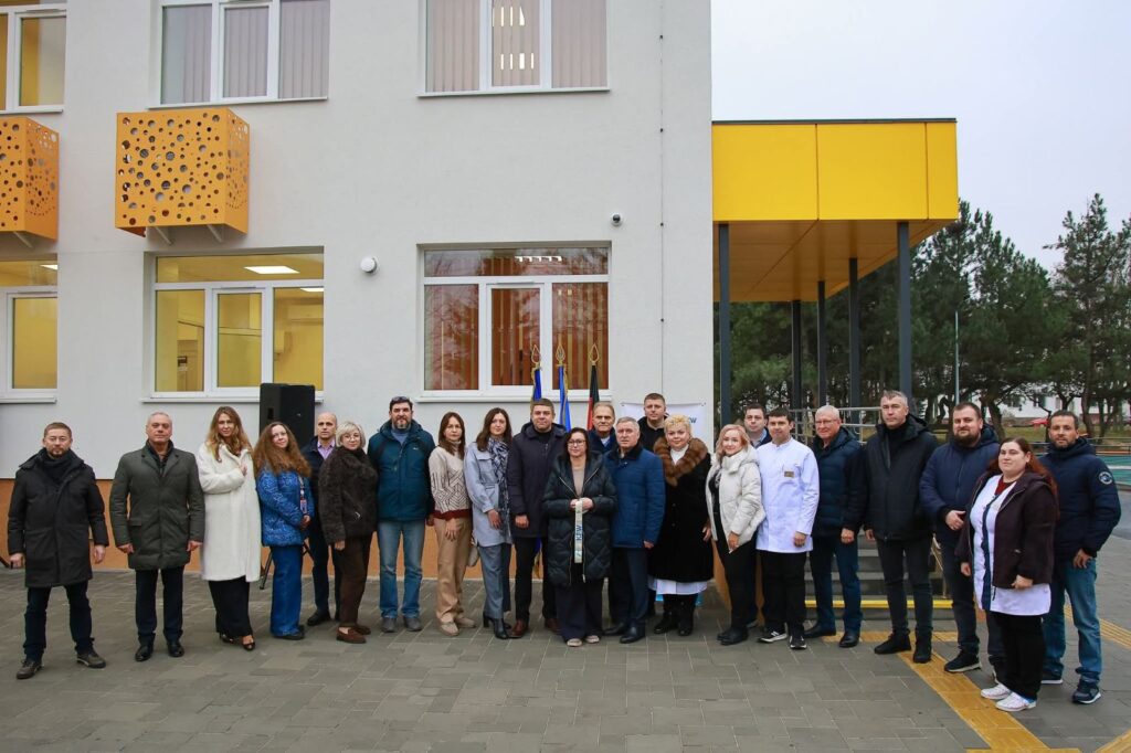 Раді повідомити Вам, що після ремонтних робіт дитяче відділення відкрило свої двері для маленьких пацієнтів Раді повідомити Вам, що після ремонтних робіт дитяче відділення відкрило свої двері для маленьких пацієнтів